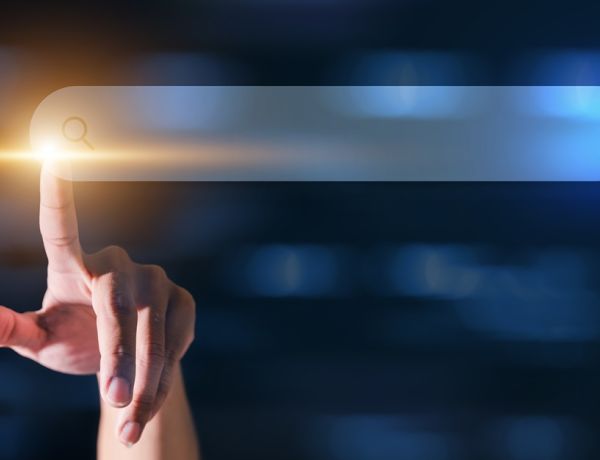 KI-Grafik: ein Suchfeld mit Lupe in das ein Finger zeigt