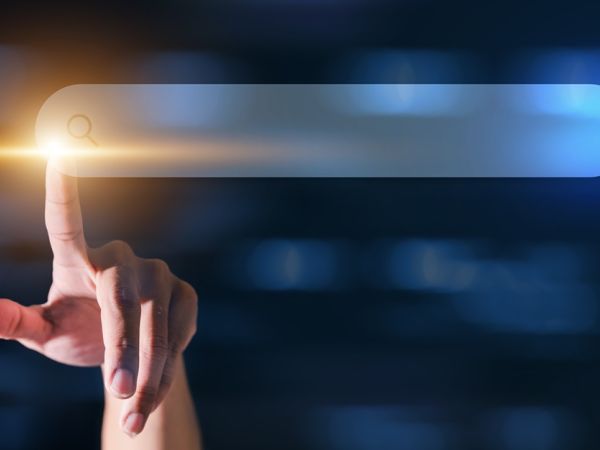 KI-Grafik: ein Suchfeld mit Lupe in das ein Finger zeigt